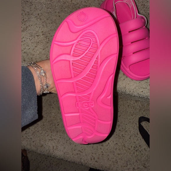 Size 7 Ugg bright pink sandals - Picture 3 of 3